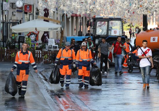 Уборка Никольской улицы в Москве