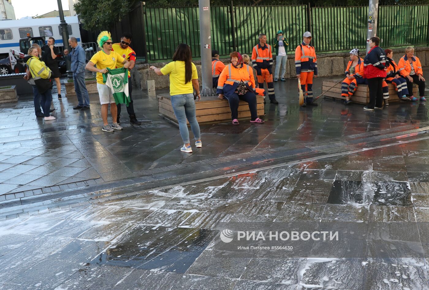 Уборка Никольской улицы в Москве