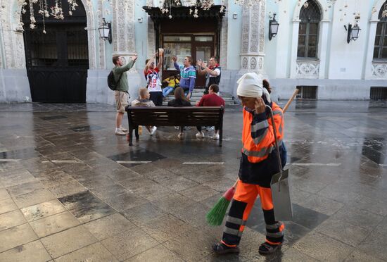 Уборка Никольской улицы в Москве