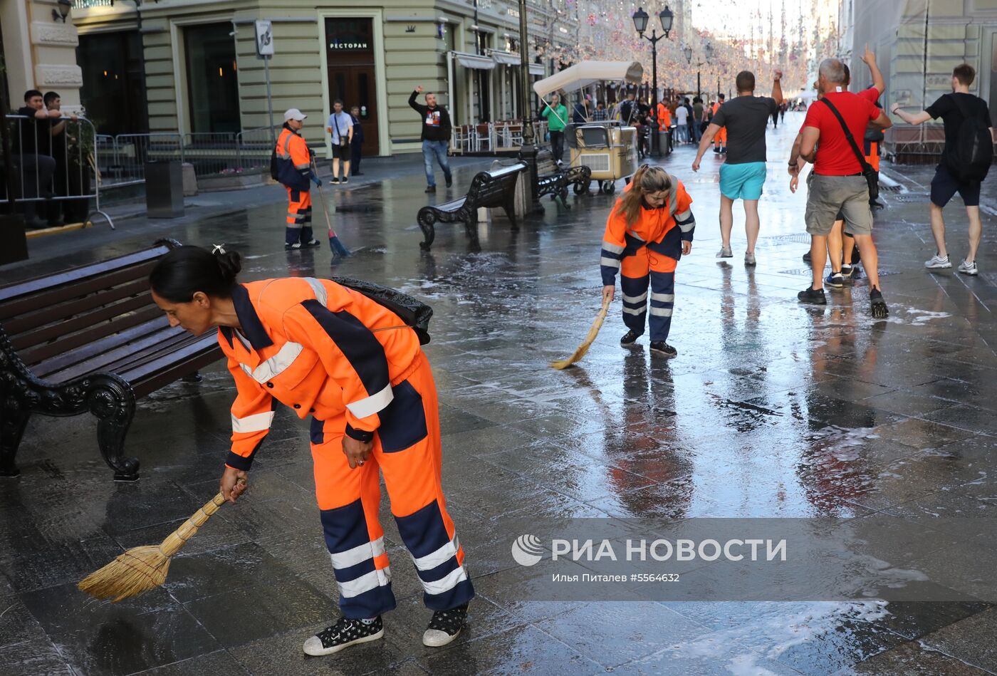 Уборка Никольской улицы в Москве