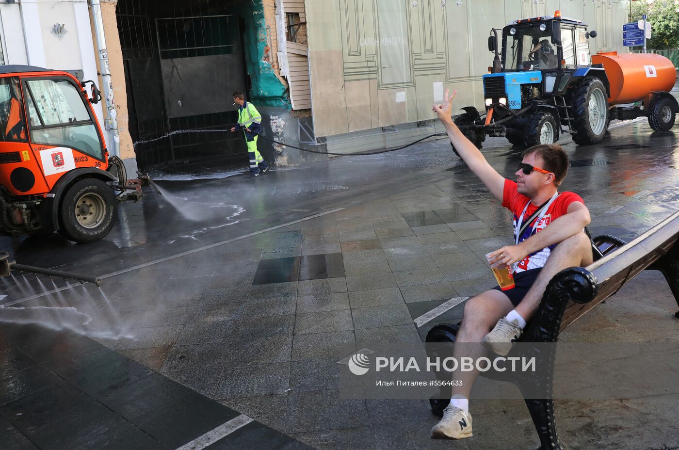 Уборка Никольской улицы в Москве