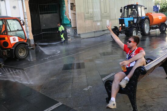 Уборка Никольской улицы в Москве