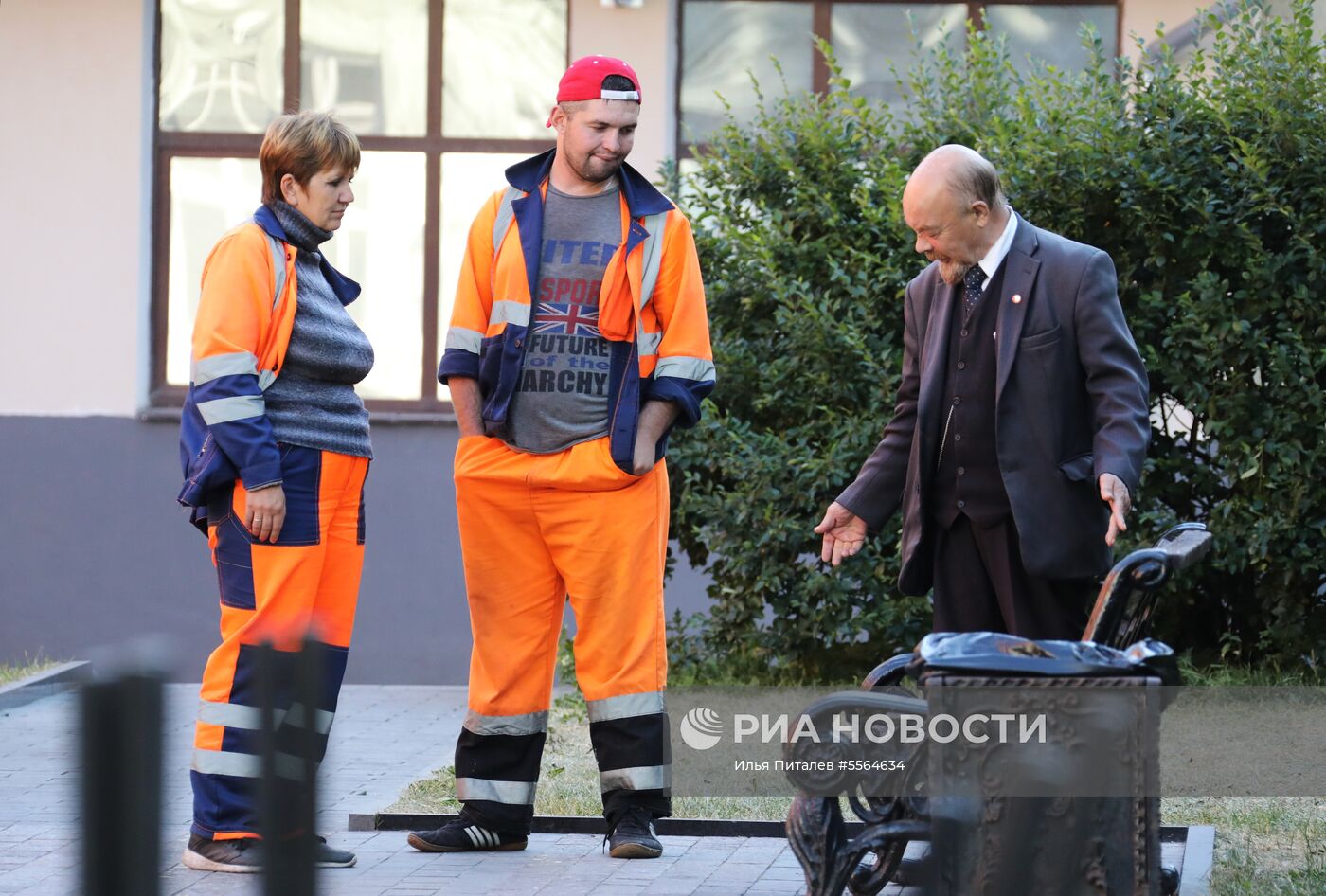 Уборка Никольской улицы в Москве