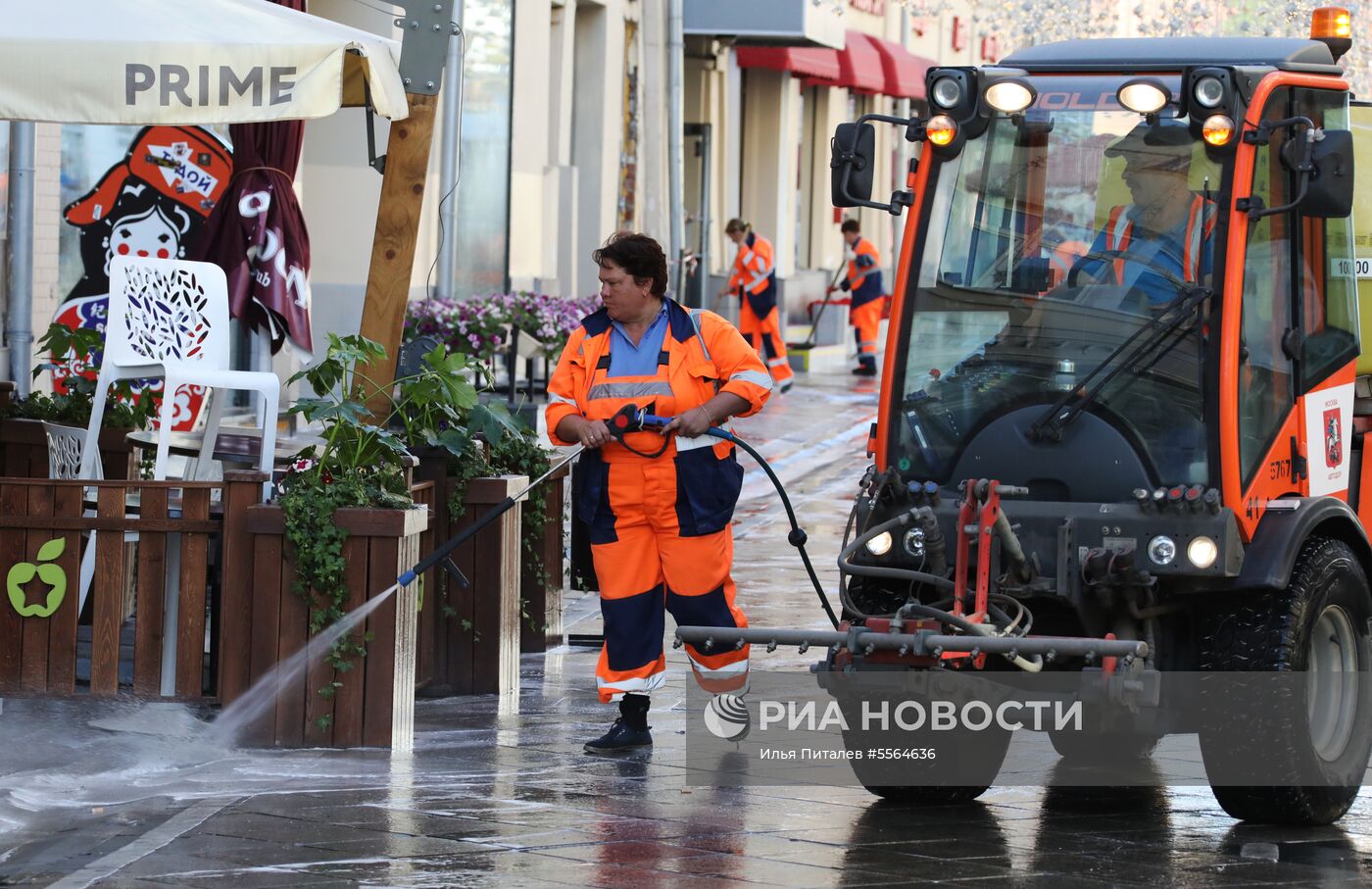 Уборка Никольской улицы в Москве