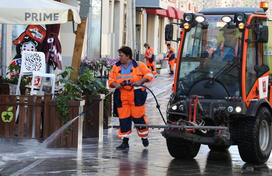 Уборка Никольской улицы в Москве