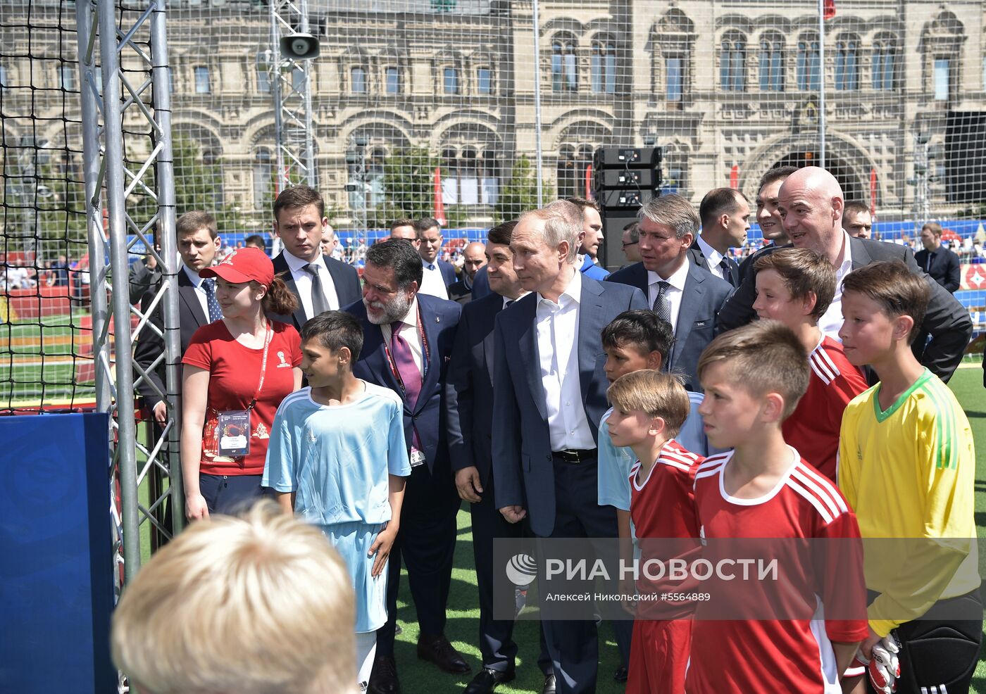 Президент РФ В. Путин посетил парк футбола на Красной площади