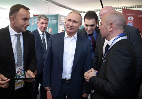 Президент РФ В. Путин посетил парк футбола на Красной площади
