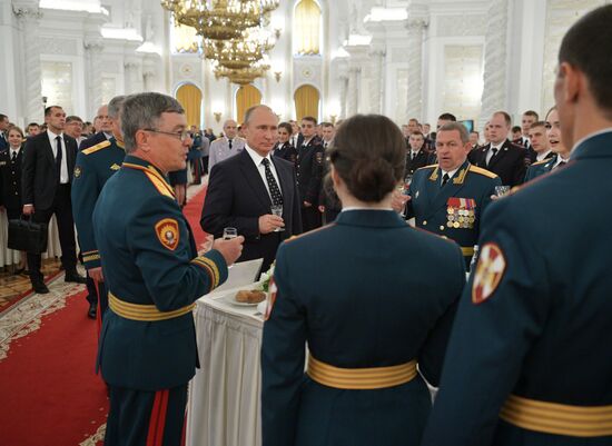 Президент РФ В. Путин на приёме в честь выпускников военно-учебных заведений