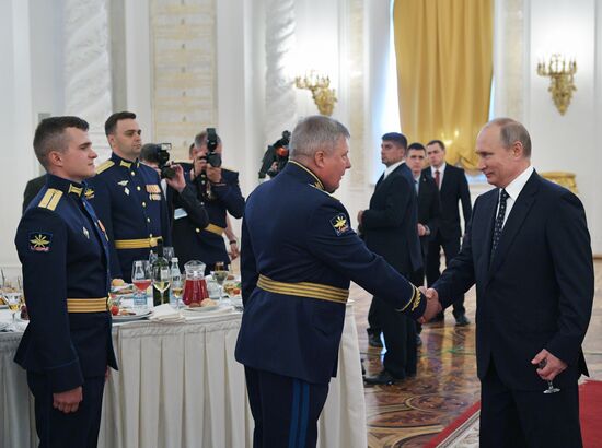 Президент РФ В. Путин на приёме в честь выпускников военно-учебных заведений