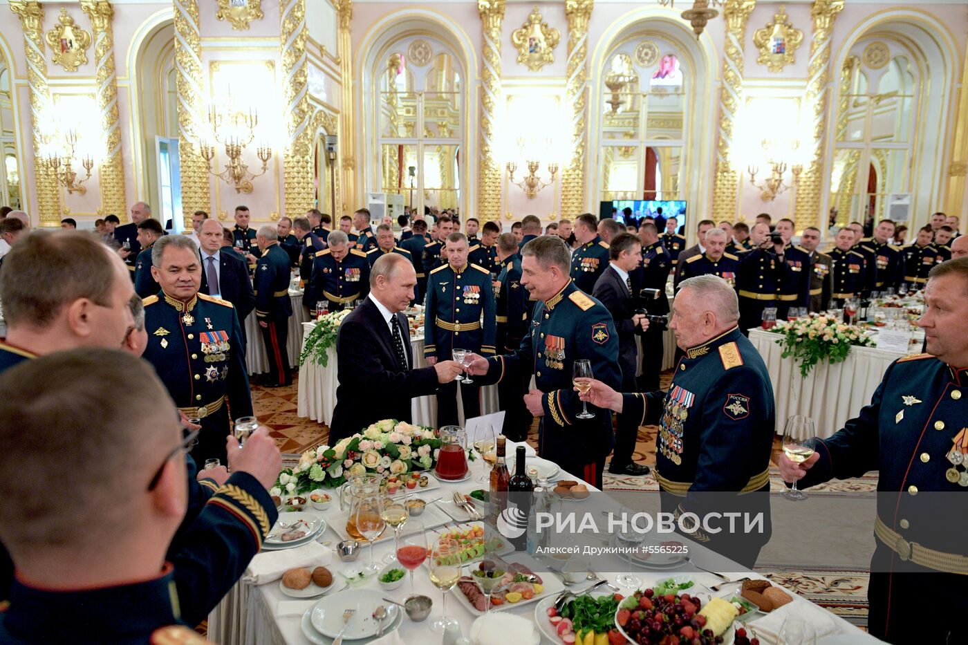 Президент РФ В. Путин на приёме в честь выпускников военно-учебных заведений