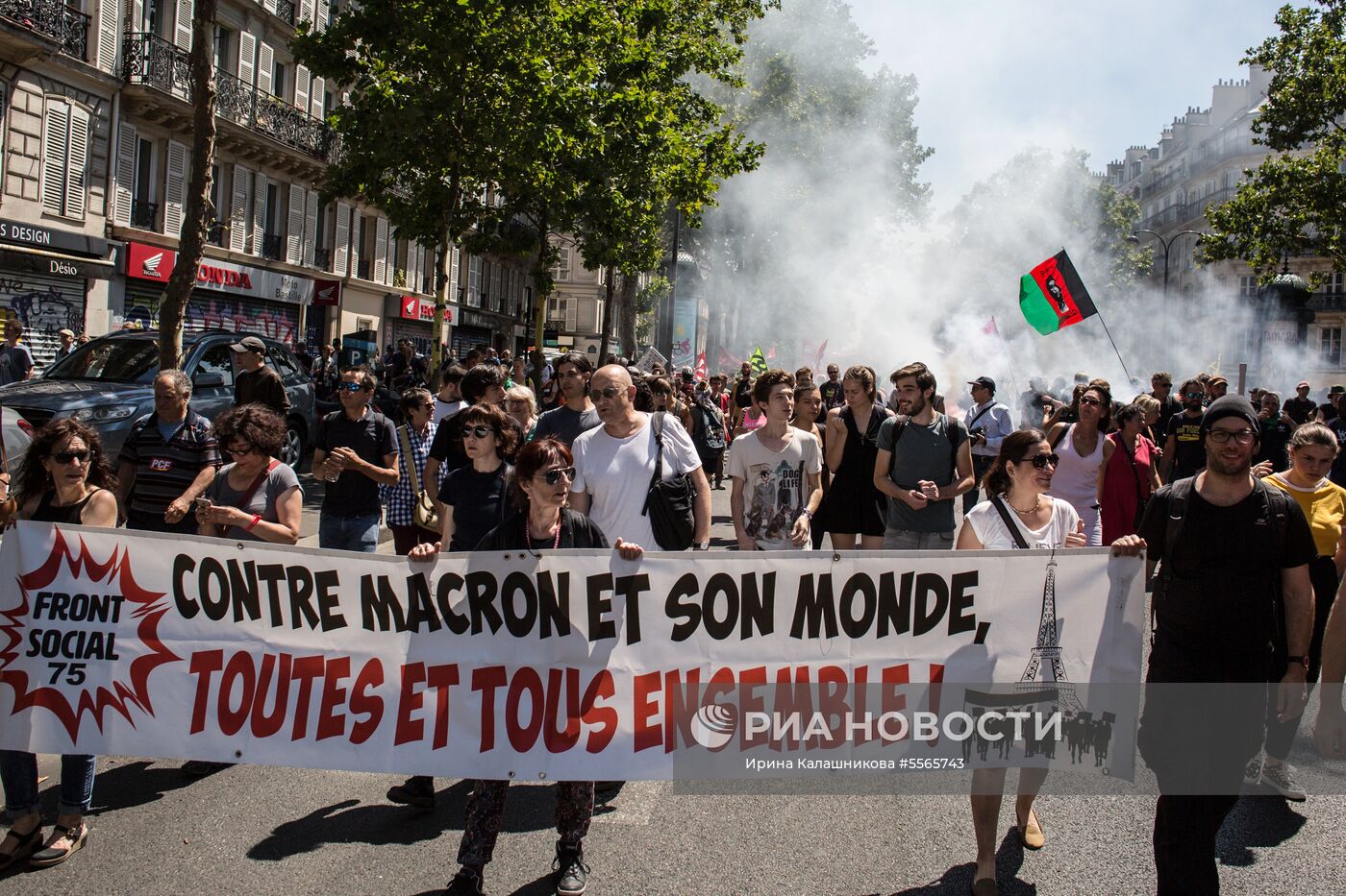 Антиправительственная акция в Париже