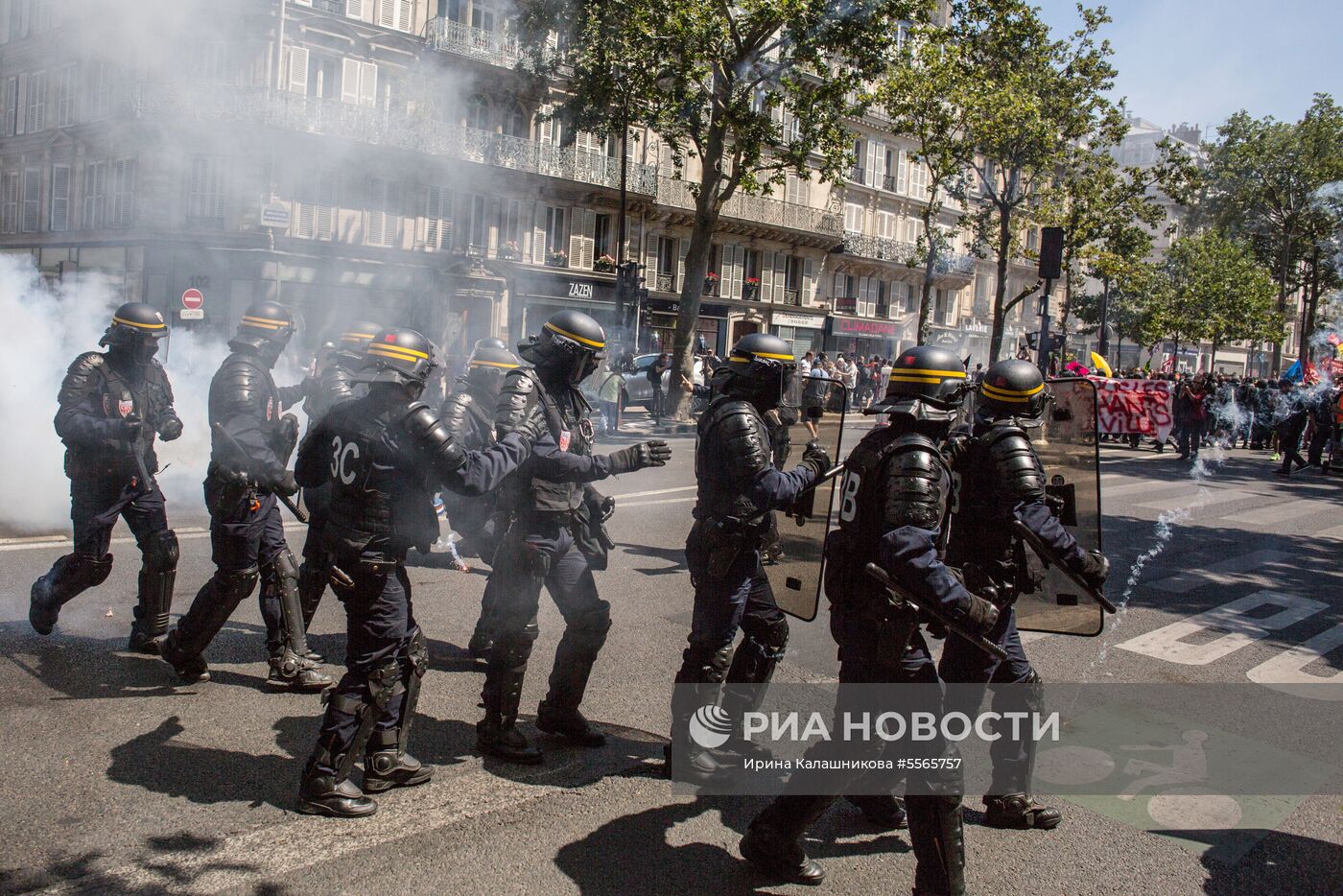 Антиправительственная акция в Париже