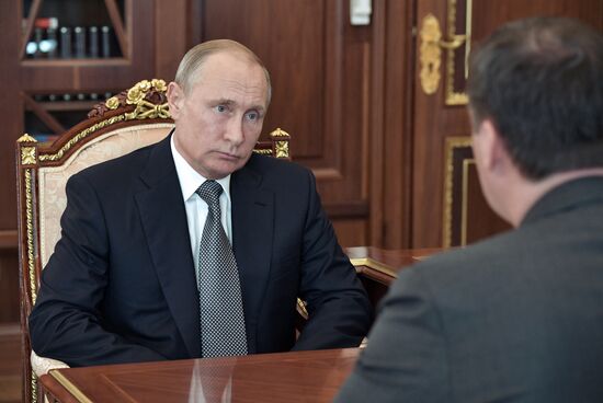 Президент РФ В. Путин провел встречу с министром сельского хозяйства РФ Д. Патрушевым