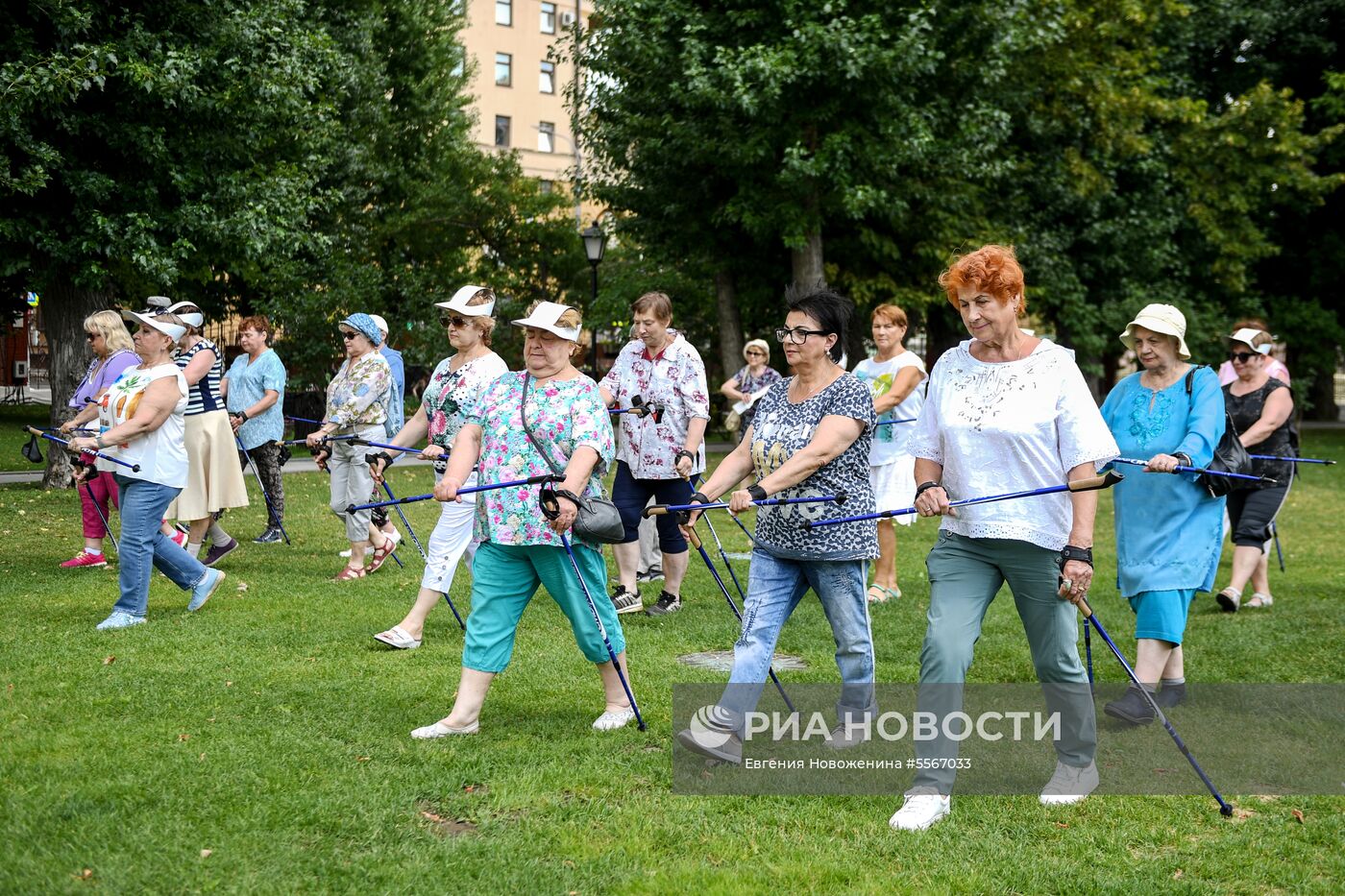 Праздник "Московское долголетие" в саду "Эрмитаж"