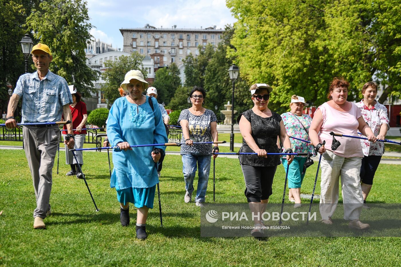 Праздник "Московское долголетие" в саду "Эрмитаж"