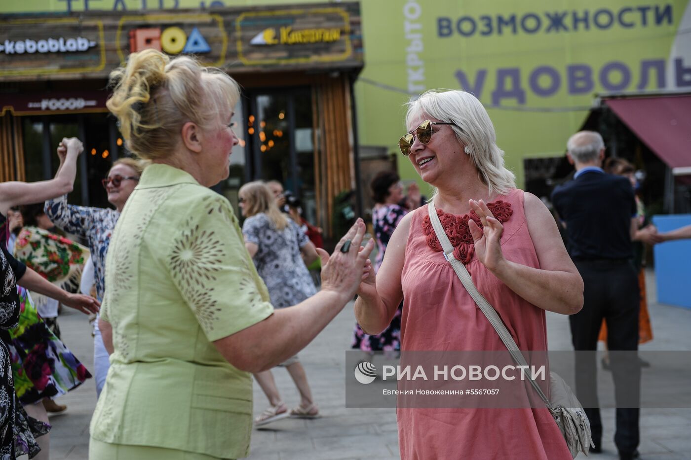 Праздник "Московское долголетие" в саду "Эрмитаж"