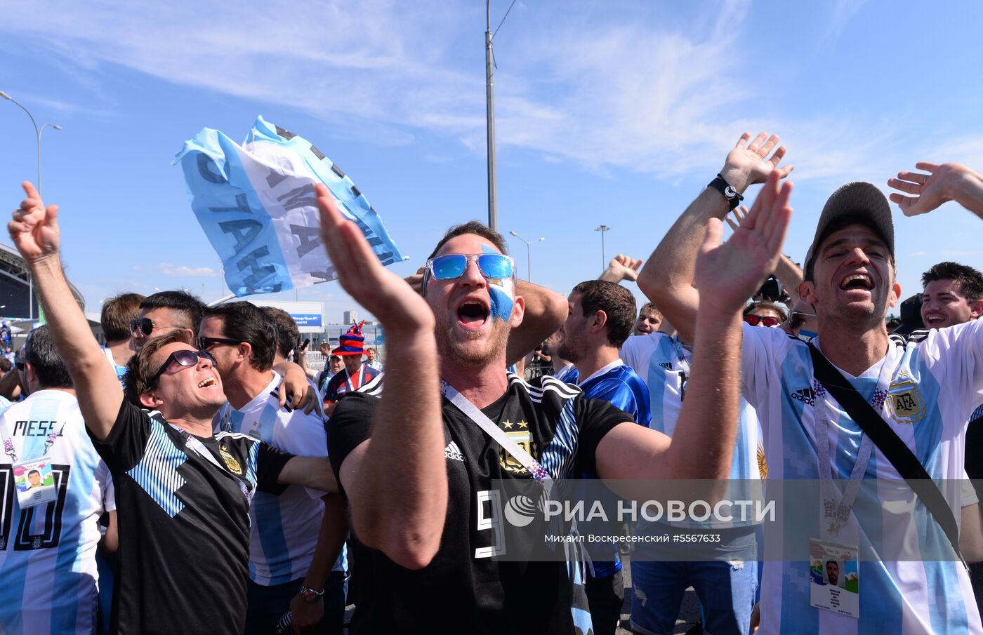 Болельщики перед матчем ЧМ-2018 по футболу между сборными Франции и Аргентины 