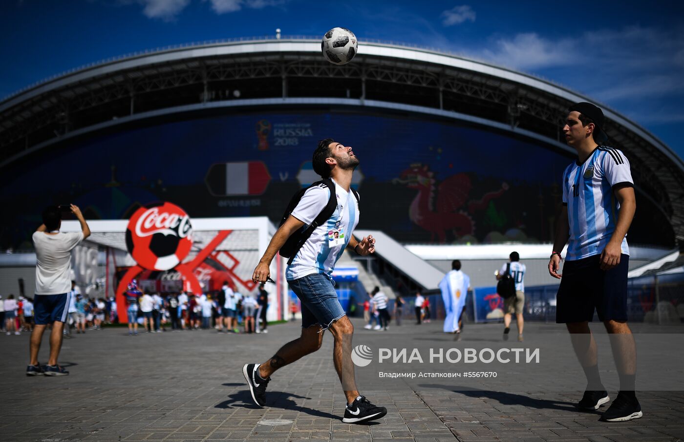Болельщики перед матчем ЧМ-2018 по футболу между сборными Франции и Аргентины 