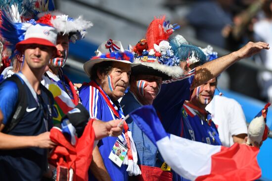 Болельщики перед матчем ЧМ-2018 по футболу между сборными Франции и Аргентины 