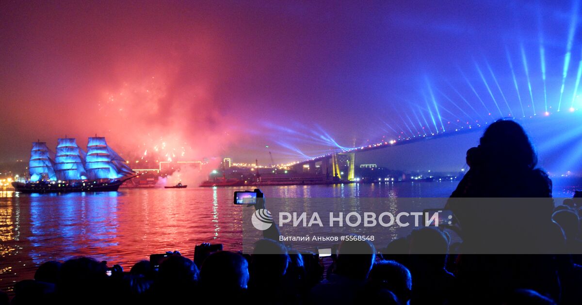 Крылья востока. Крылья Востока Владивосток. Алые паруса шоу Владивосток. Паруса Востока Владивосток 2018. Владивосток выпускной Алые паруса.