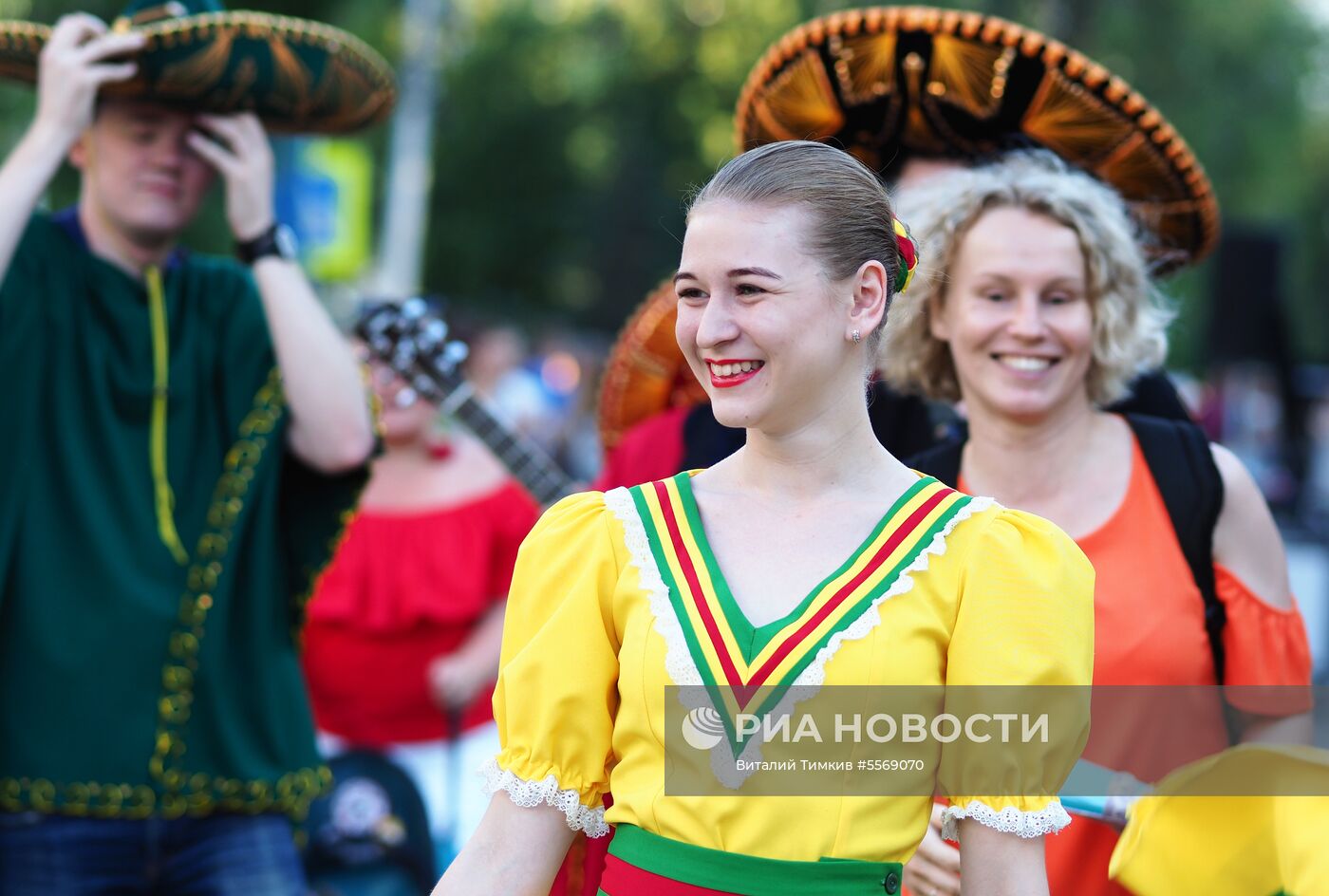 Карнавальное шествие болельщиков перед матчем ЧМ-2018 по футболу между сборными Бразилии и Мексики
