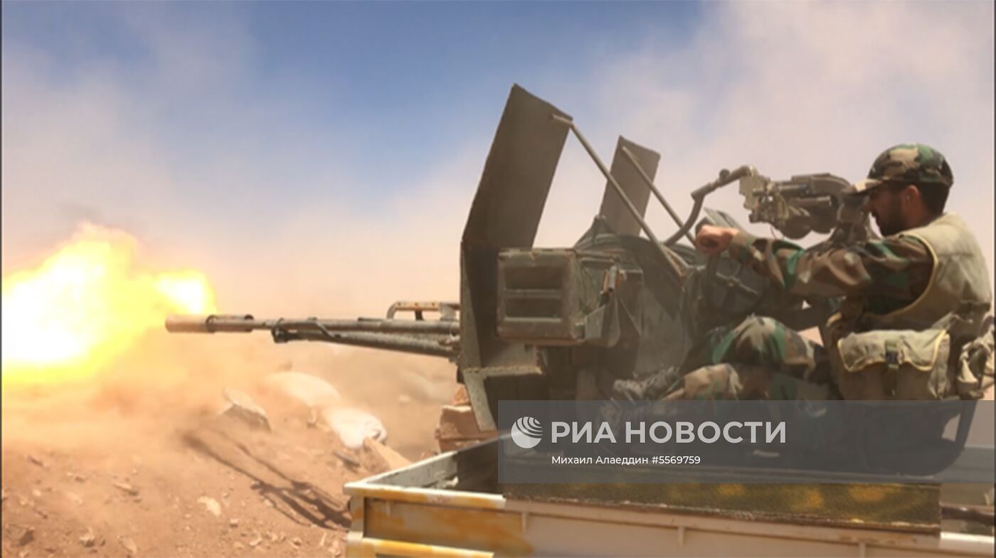 Бойцы сирийской армии на границе с Ираком в "белой пустыне" в провинции Хомс