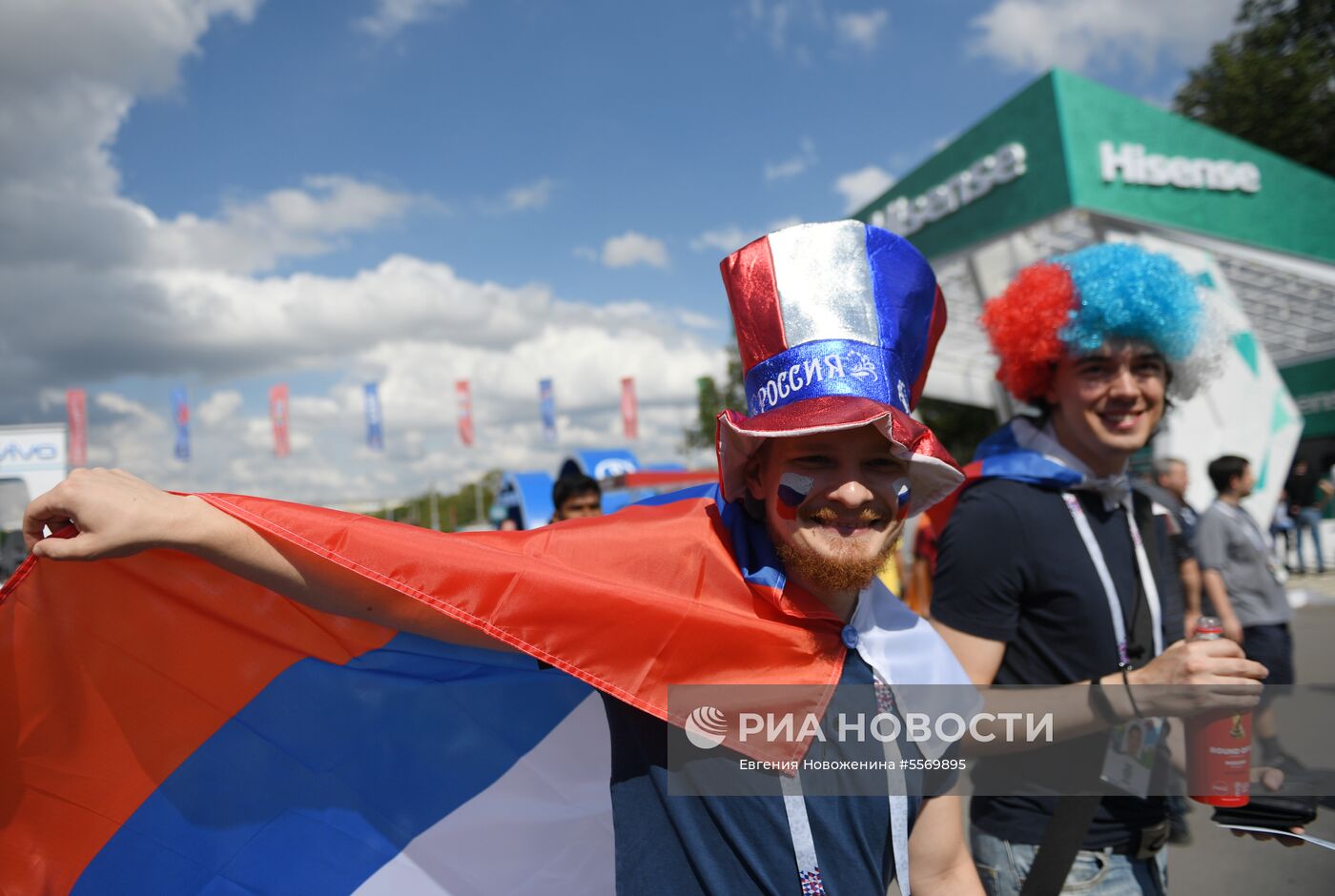 Болельщики перед матчем ЧМ-2018 по футболу между сборными Испании и России