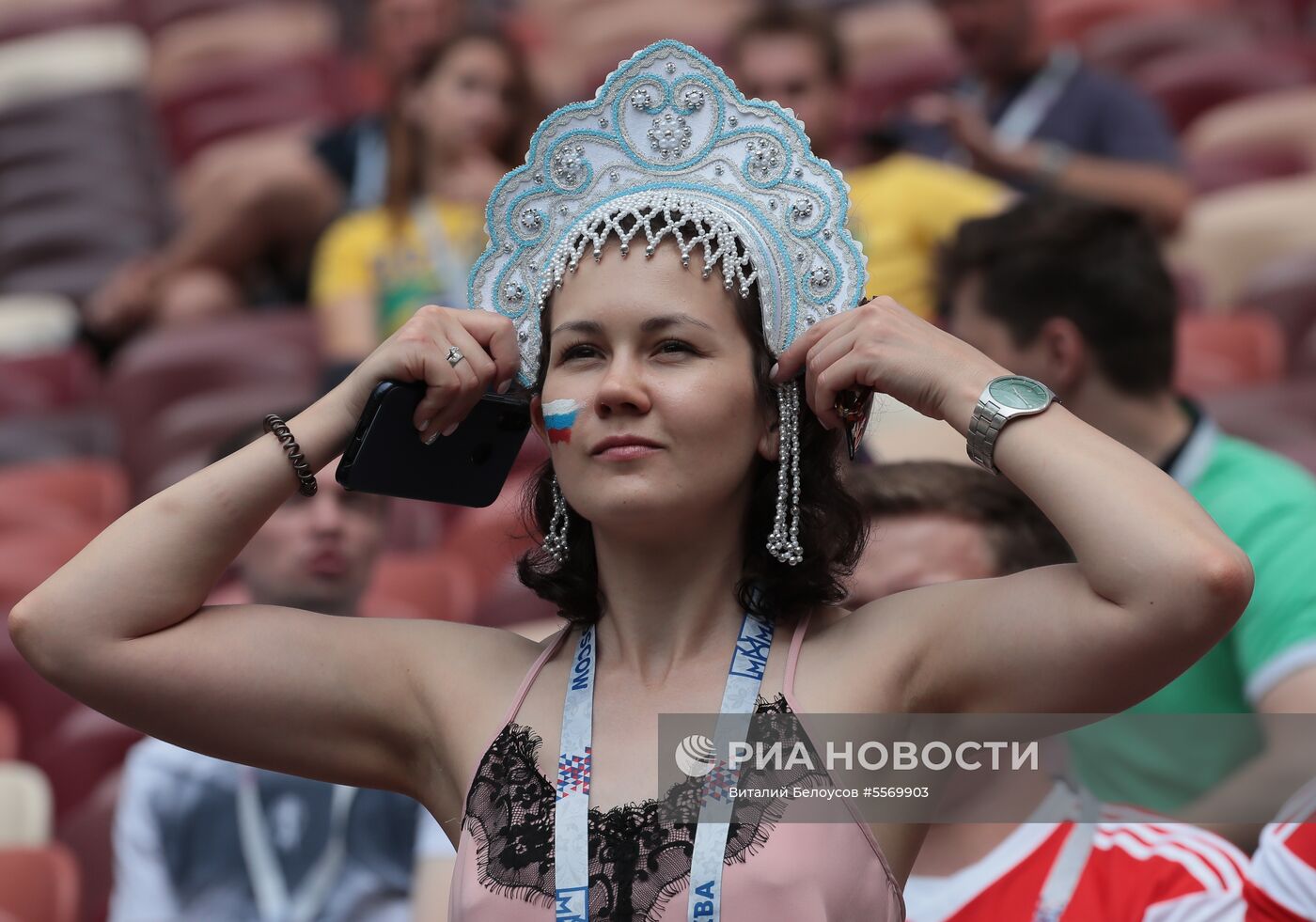 Болельщики перед матчем ЧМ-2018 по футболу между сборными Испании и России