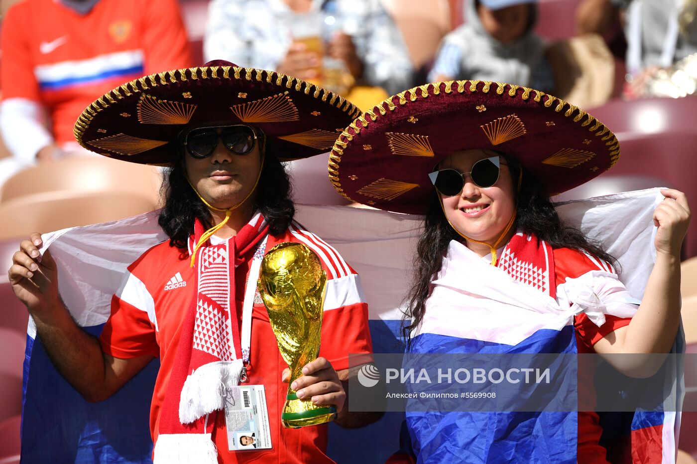 Болельщики перед матчем ЧМ-2018 по футболу между сборными Испании и России