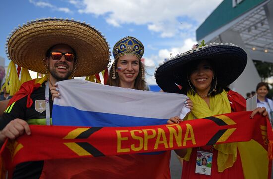 Болельщики перед матчем ЧМ-2018 по футболу между сборными Испании и России