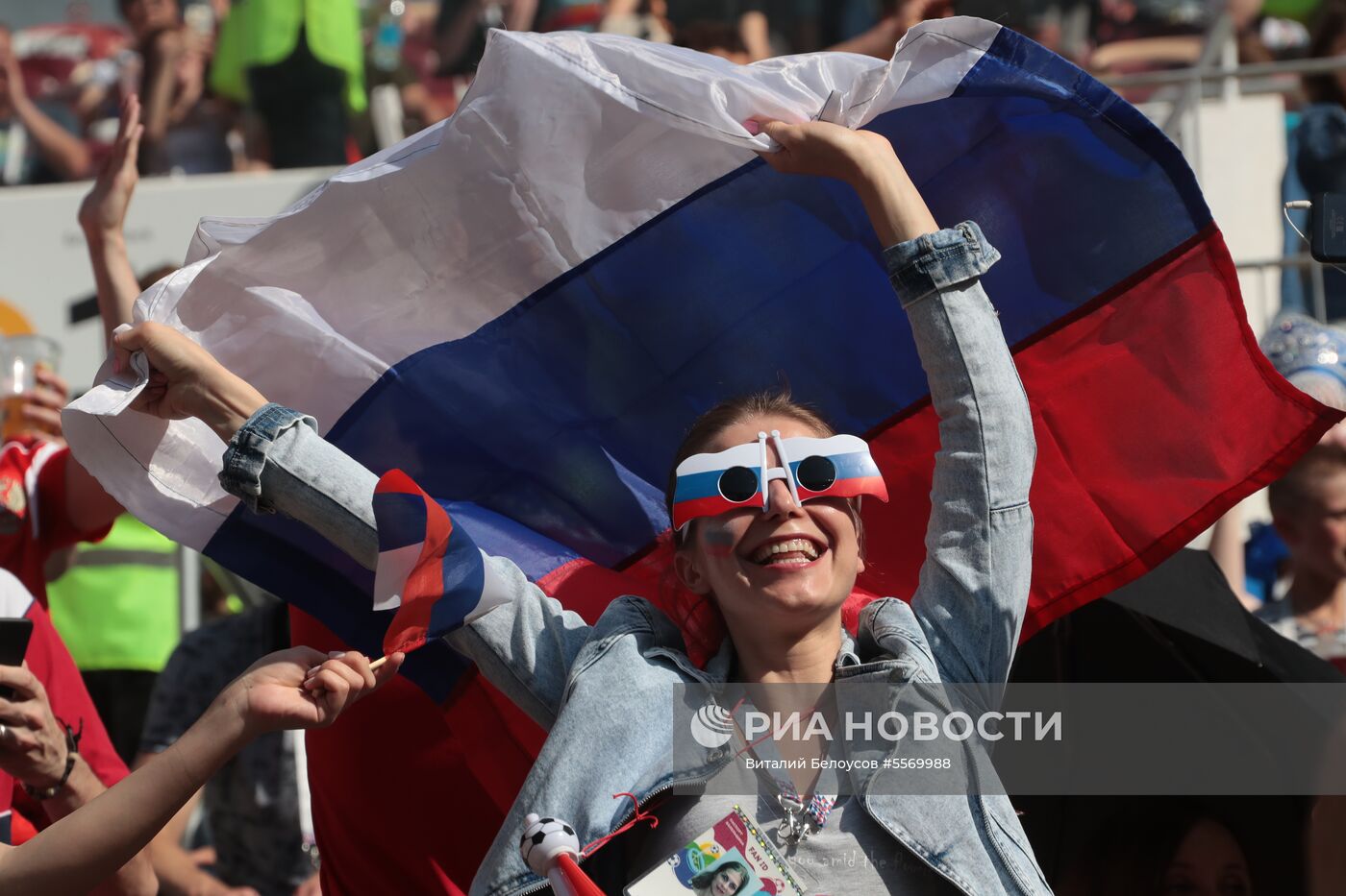 Болельщики перед матчем ЧМ-2018 по футболу между сборными Испании и России