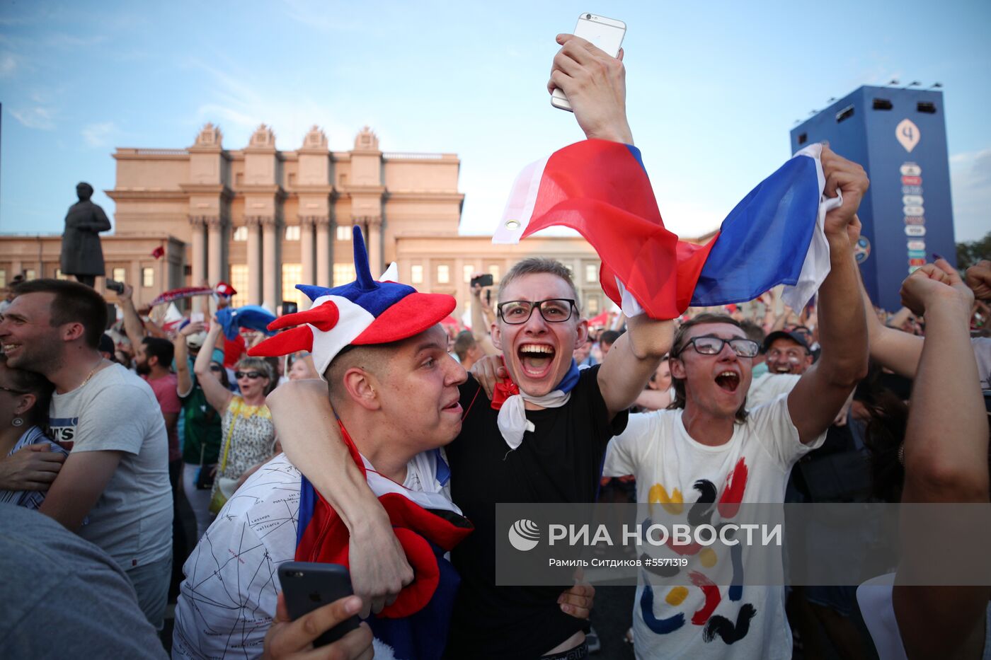 Болельщики празднуют победу сборной России