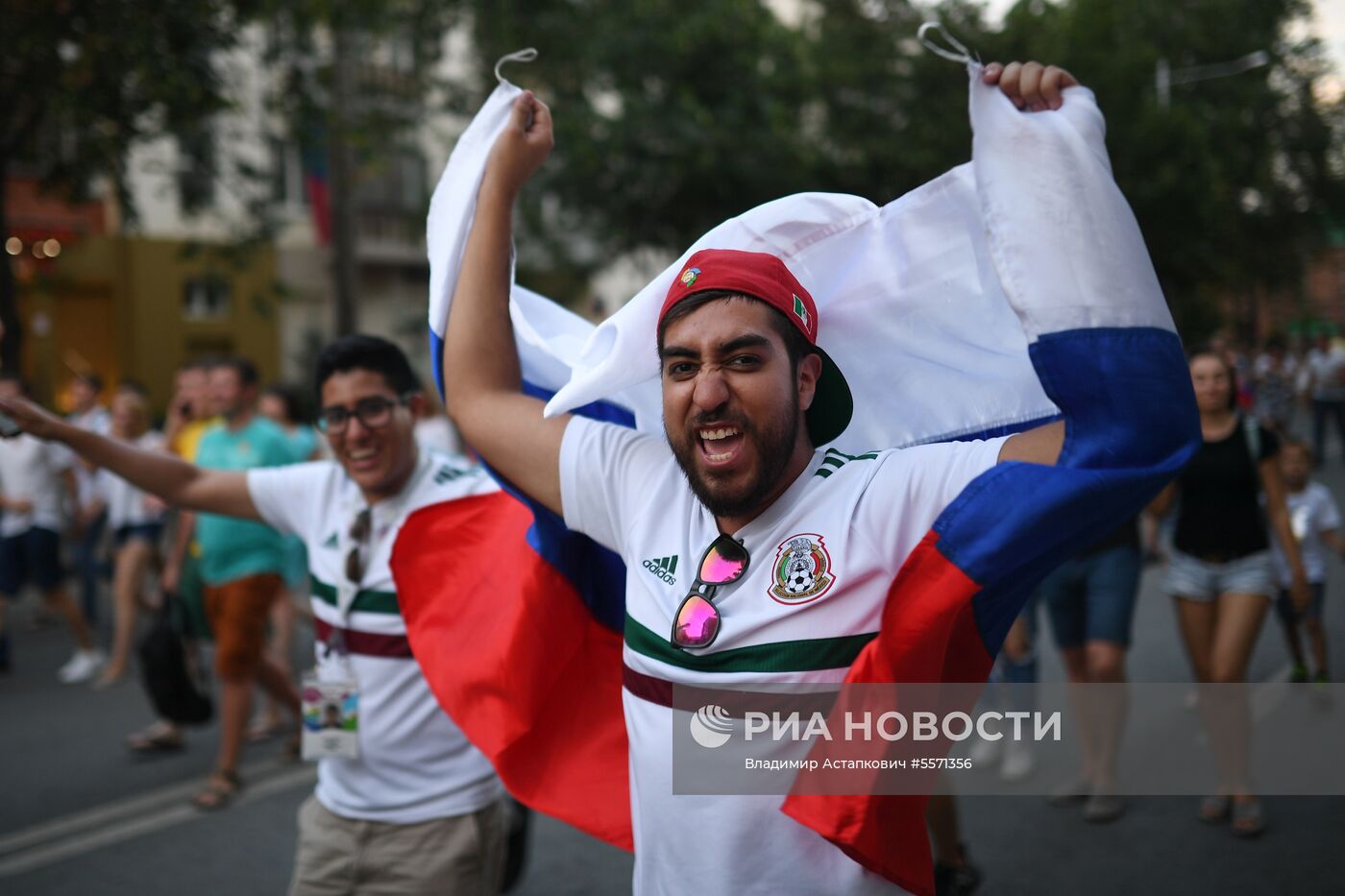 Болельщики празднуют победу сборной России