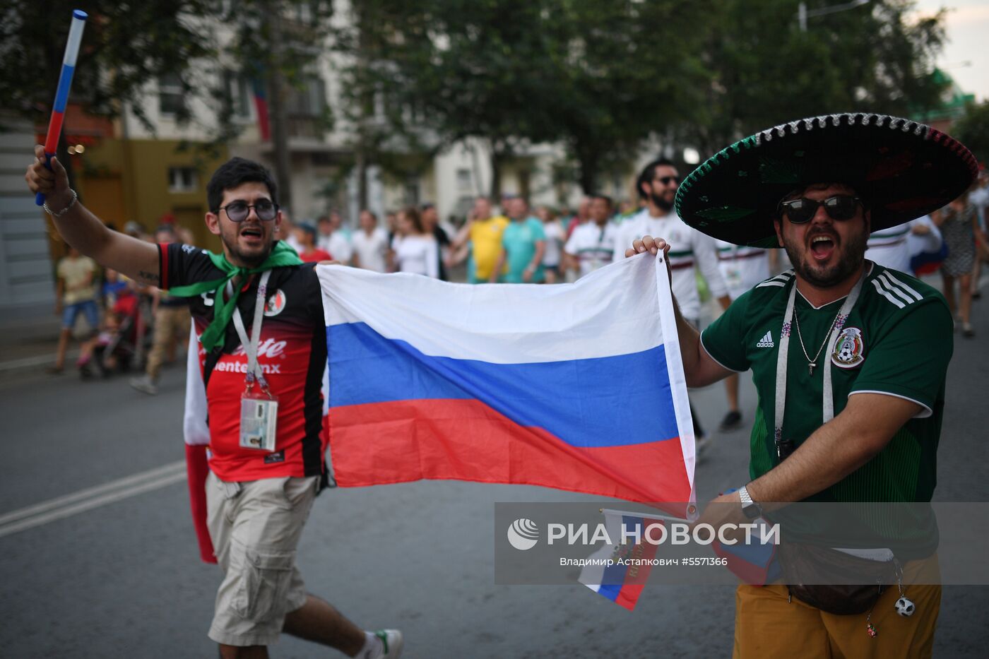 Болельщики празднуют победу сборной России