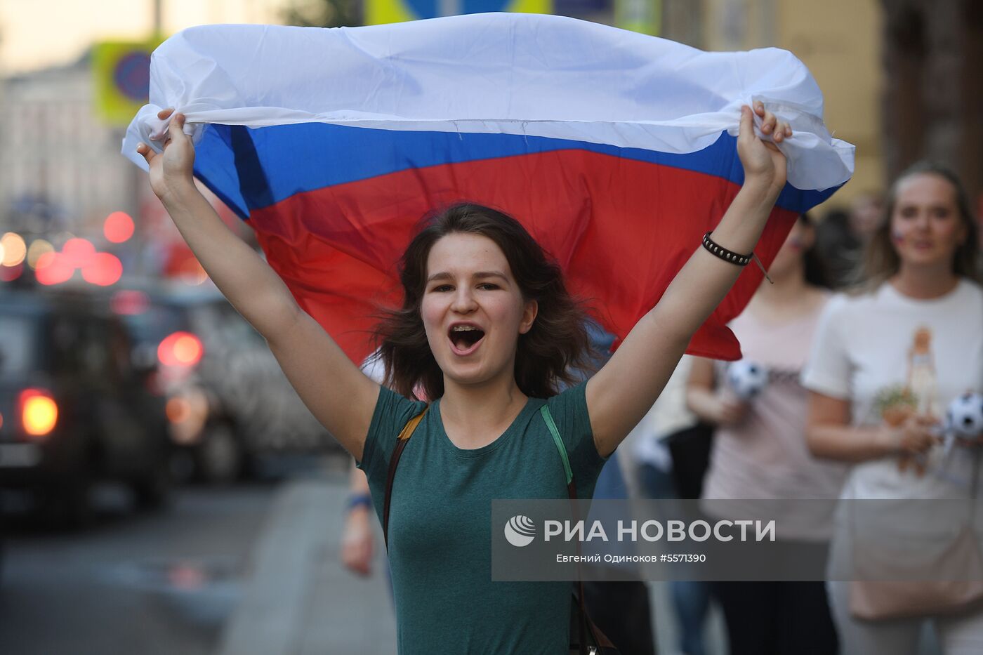 Болельщики празднуют победу сборной России