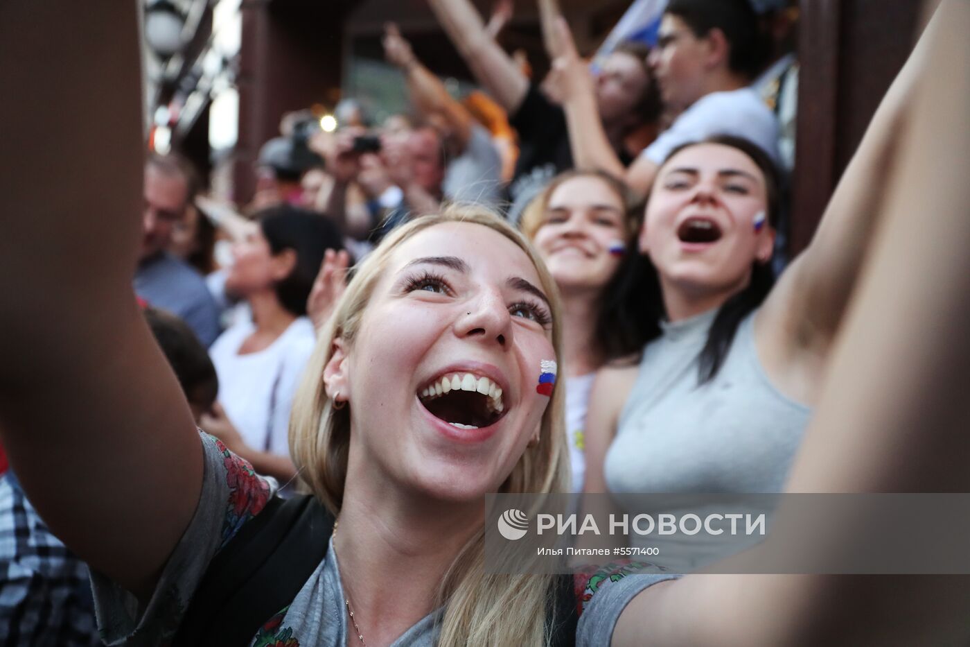 Болельщики празднуют победу сборной России