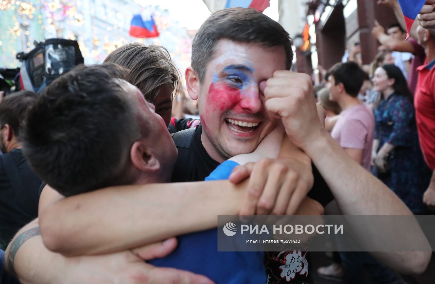 Болельщики празднуют победу сборной России
