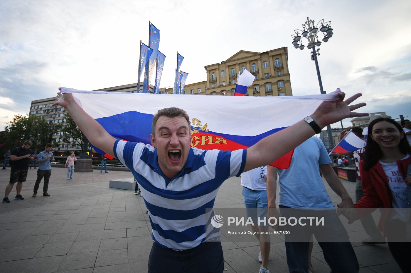 Болельщики празднуют победу сборной России