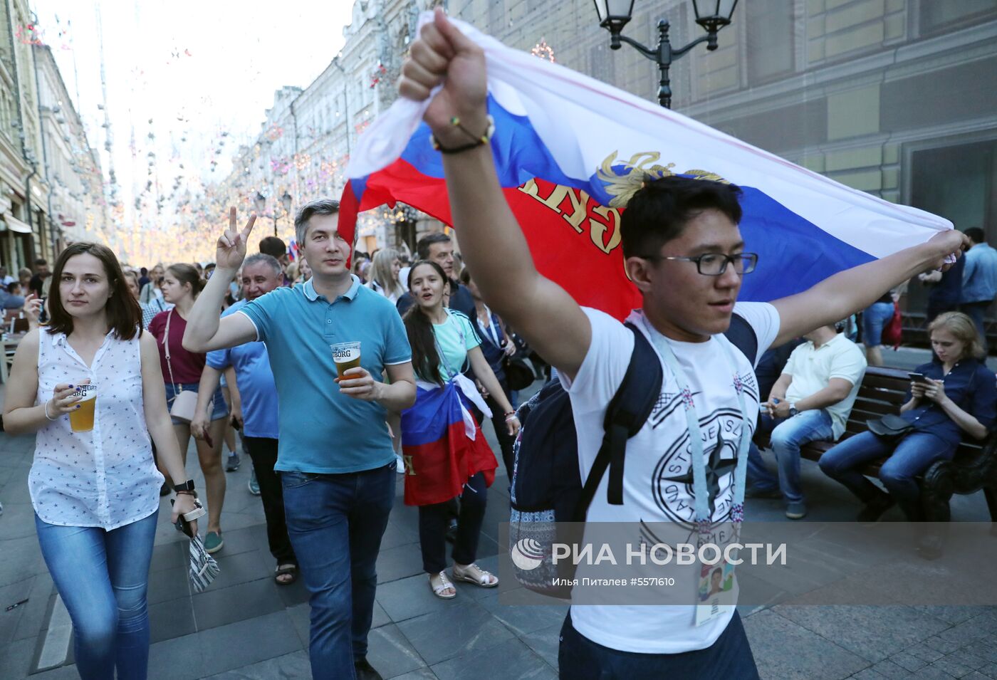 Болельщики празднуют победу сборной России