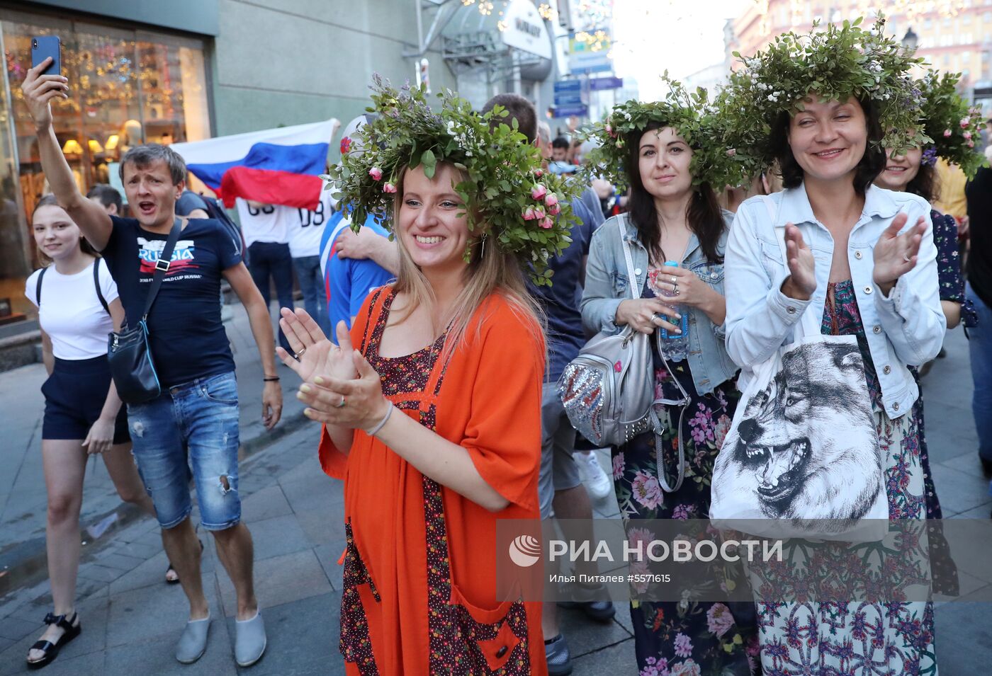 Болельщики празднуют победу сборной России