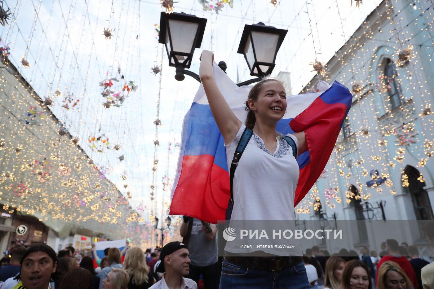 Болельщики празднуют победу сборной России