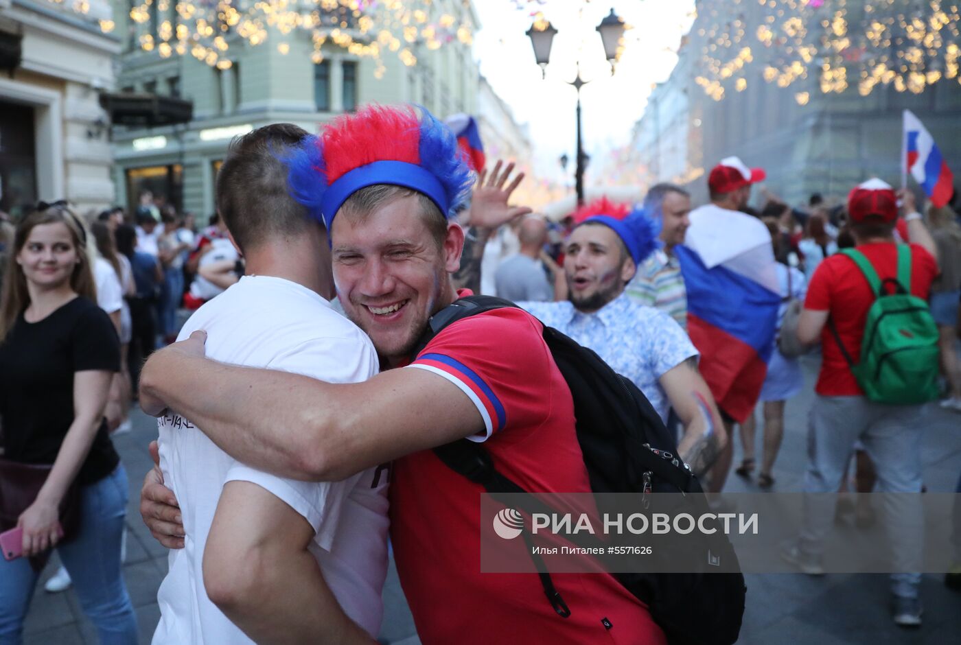 Болельщики празднуют победу сборной России