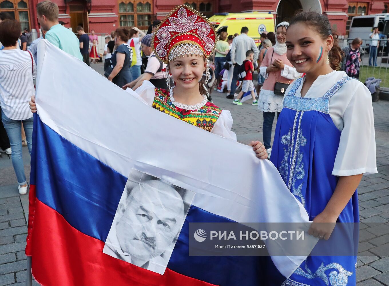Болельщики празднуют победу сборной России