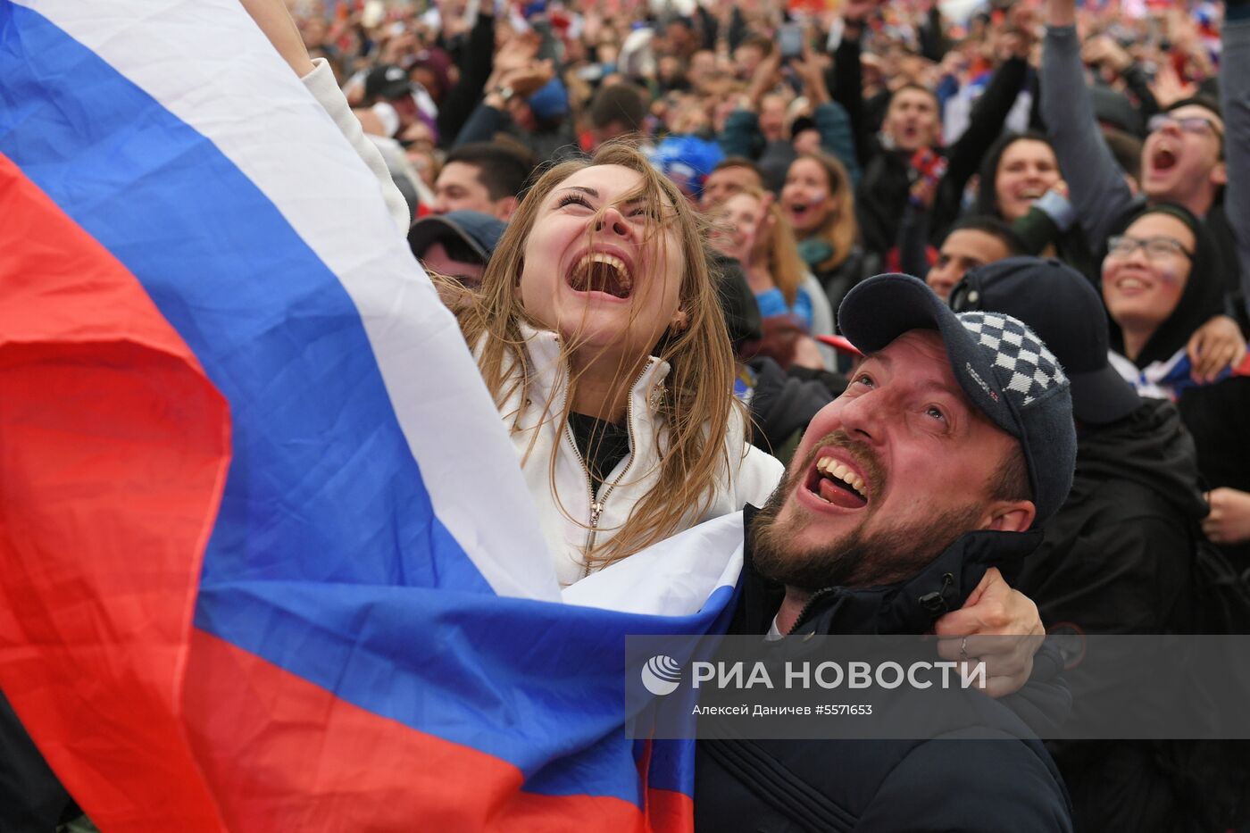 Болельщики празднуют победу сборной России