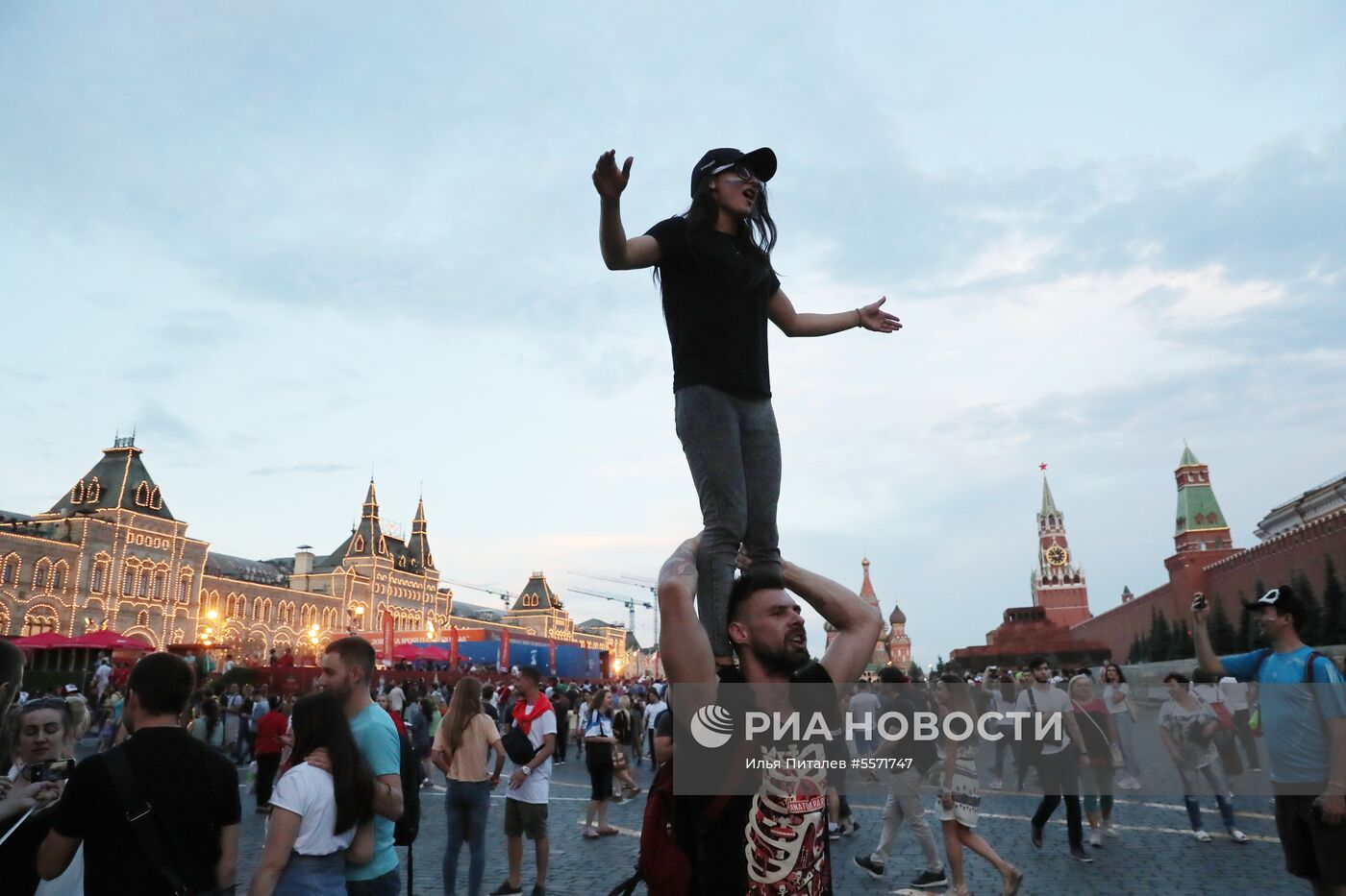 Болельщики празднуют победу сборной России