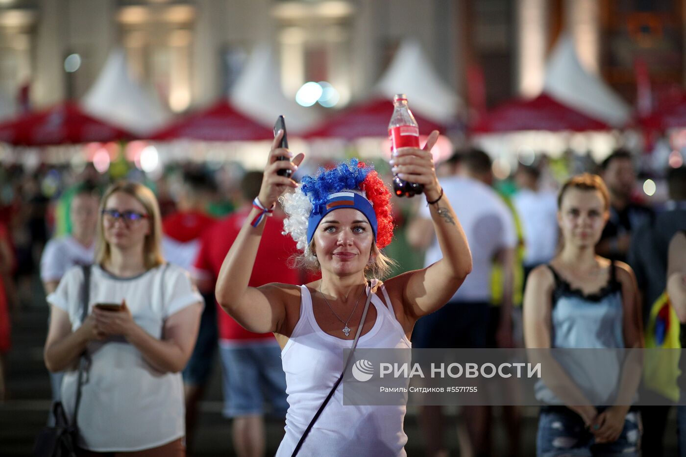 Болельщики празднуют победу сборной России