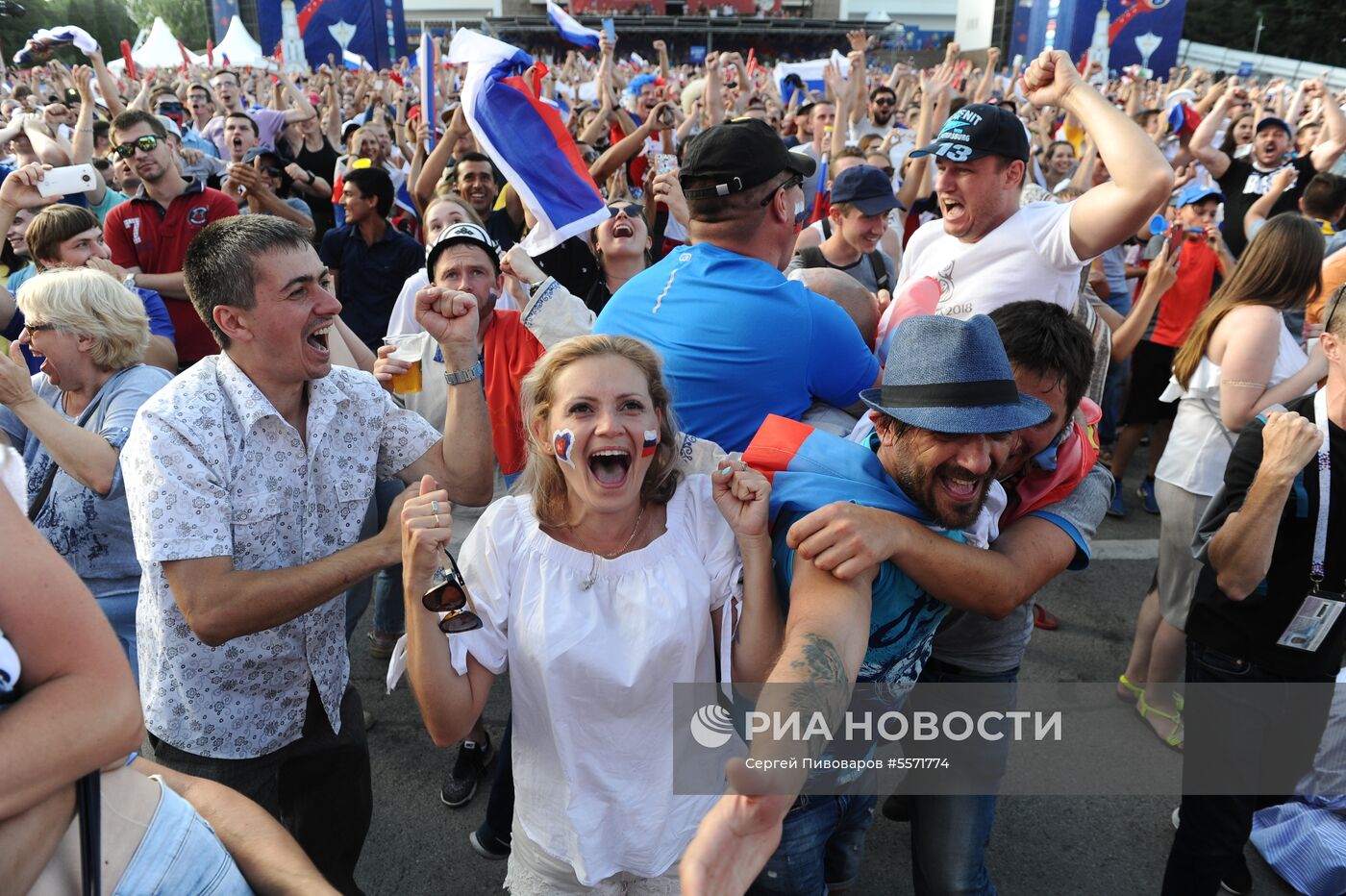 Болельщики празднуют победу сборной России