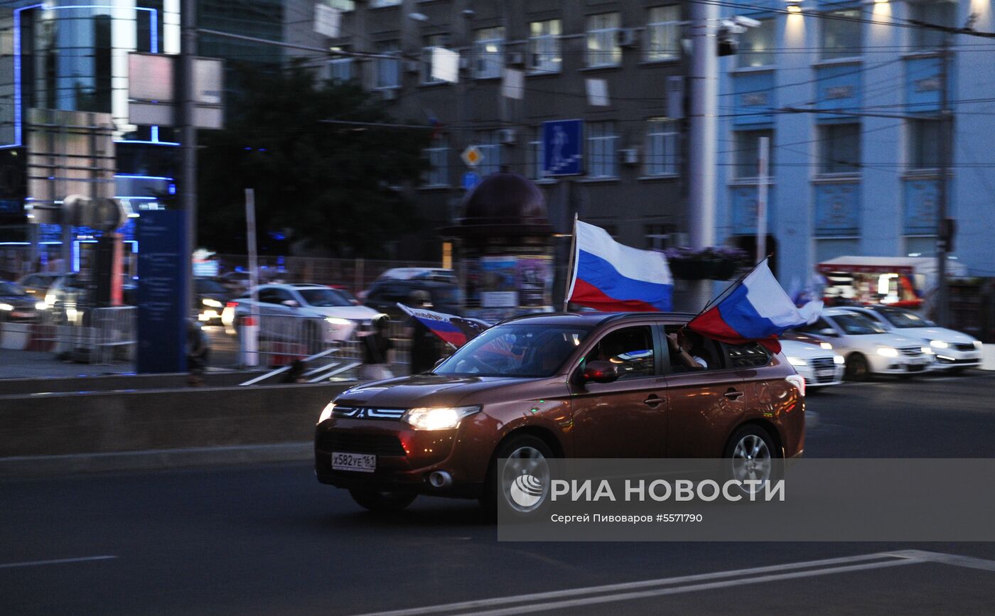 Болельщики празднуют победу сборной России