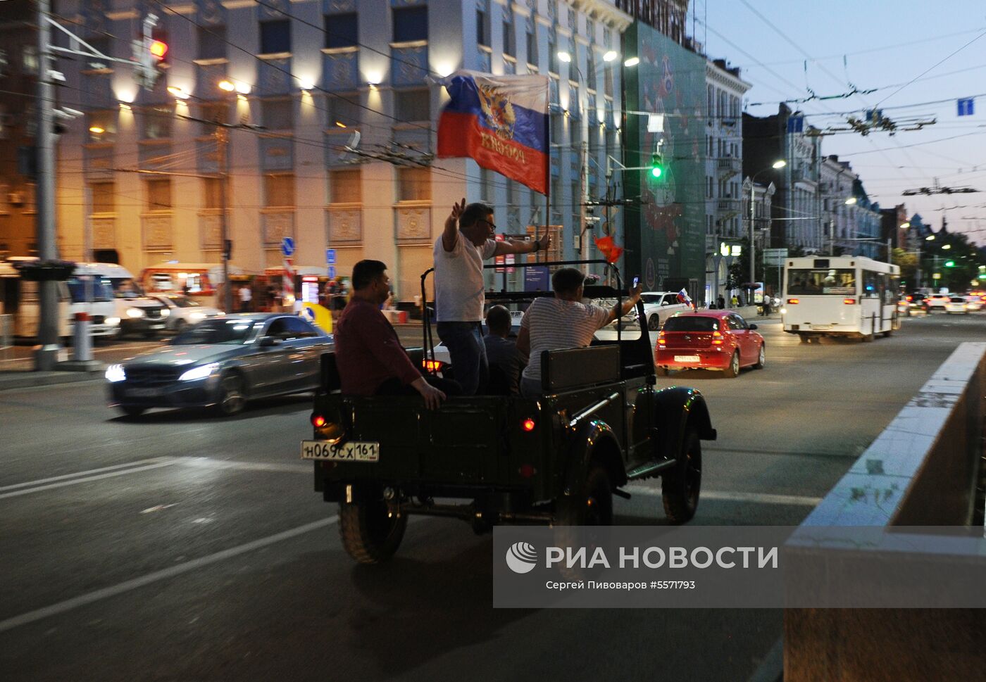 Болельщики празднуют победу сборной России