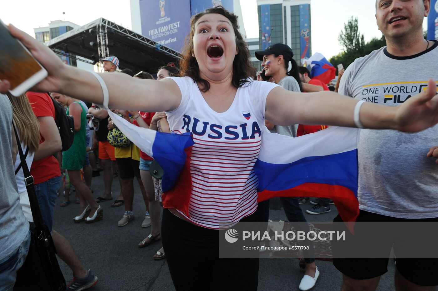 Болельщики празднуют победу сборной России